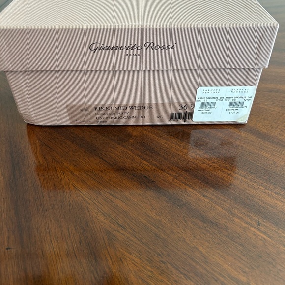 Gianvito Rossi Rikki wedge sandals


Worn couple of times excellent condition - Picture 3 of 4